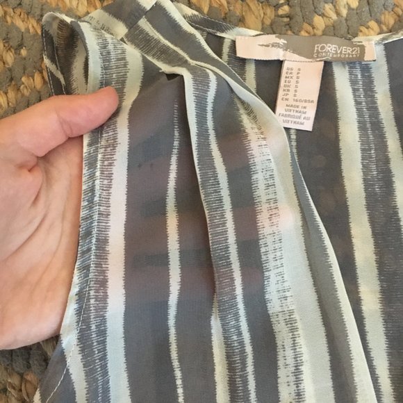 Forever 21 | Sheer Patterned Blouse (S) - Picture 4 of 5